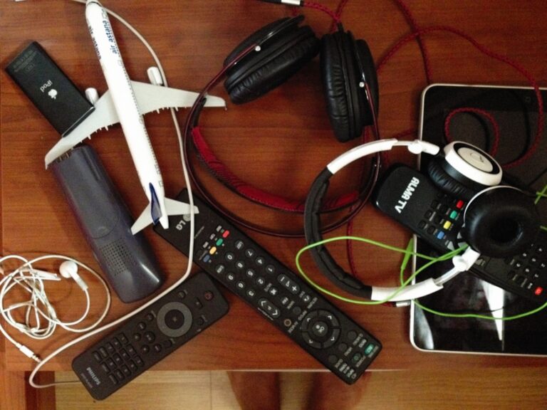Comparing Over-Ear and In-Ear Headphones: Which is Right for You?