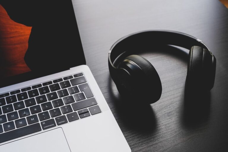 Exploring the Latest Trends in Headphone Technology and Design